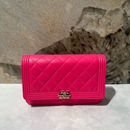 Chanel螢光粉淡金釦 Boy WOC
