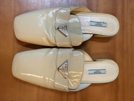 PRADA 米白色漆皮方頭拖鞋
