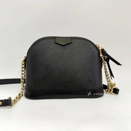❣LV 黑Epi Alma Mini金釦拉鍊半月斜背包