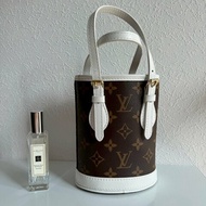 🎉95成新含小包🎉LV 白色拼經典花紋nano水桶包