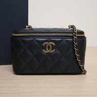 CHANEL 24K長盒子化妝包帶鏡子16.5黑色荔枝羊皮鐳射標荔枝紋金扣單皮穿鏈肩帶肩背包