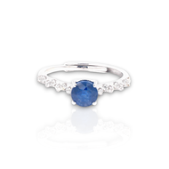 แหวนชู solitaire พลอยไพลิน รุ่น Mon ประดับเพทาย