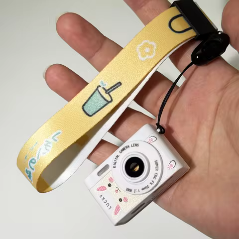 Kids Mini Keychain Camera Thumb Keychain Camera 1080P HD Portable Retro Kids Video Recorder Cam Ultr