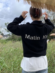 Matin Kim เสื้อสเวตเตอร์ถัก ซิป สูง ปกเสื้อ โลโก้ด้านหลัง ดีไซน์ ฤดูใบไม้ร่วง ฤดูหนาว ผู้หญิง แขนยาว