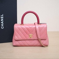 CHANEL CocoHandle小號24粉色牛皮25開金扣V紋蜥蜴皮手柄肩背包