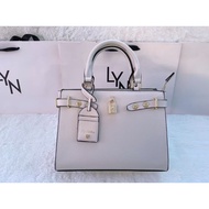 กระเป๋าสะพายข้าง LYN รุ่นใหม่ 2025  ขนาด 27X20X10 CM  (10 นิ้ว) ใช้งานถือเเละสะพาย มีป้ายหนังห้อย เเ