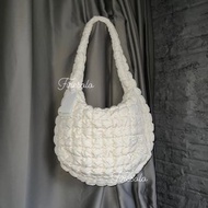 現貨 全新正版 Cos Quilted Oversized Shoulder Bag 奶白色 Cream Off-White 雲朵包 夾棉雲袋 泡芙袋 雲朵袋