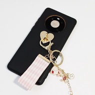 Heart Keychains Are Used To Decorate Phone Covers Or Decorate Floating Surfaces With Keys