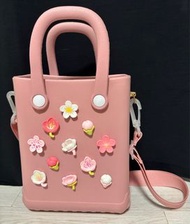 全新 超靚 浪漫櫻花系 🌸 Sakura 立體袋花 粉紅色 斜孭袋 側孭袋 手挽袋 袋花可隨意拆卸 隨時變換不同公仔造型 袋身防水輕巧耐用 袋花更可安裝在CROCS涼鞋上變鞋扣 鞋花