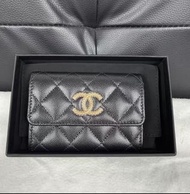 Chanel 99新 黑金荔枝紋浮雕logo卡包
