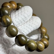 阿根廷綠檀木圓珠手串～15mm~ 清淡持久的檀香，帶有一點奶香和清新的果酸味。經過氧化後、顏色也會從淺綠轉為墨綠、祖母綠