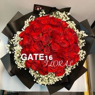 💐預訂鮮花花束 💍求婚花束 🎂生日花束❤️50枝紅玫瑰花  🌹花材：50枝紅玫瑰，早鳥價：$1088(包送貨) 📐花束高度約55cm 💡LED燈+$15 📝心意卡+$8 🪧生日/周年紀念/畢業插牌+$