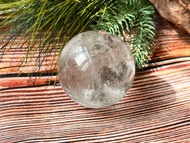 【一物一圖】天然骸骨水晶球 直徑64MM 送底座