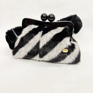 寬揹帶造型絨毛口金包-灰色小鬃毛