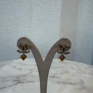 Chanel 金色鑲鑽雙C Logo愛心吊墜耳針式耳環ABA272