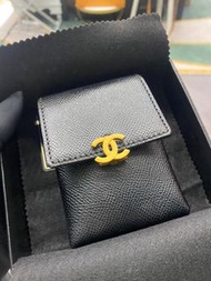 美品Chanel vintage黑色荔枝皮金扣小廢包卡包香菸包耳機包。成色很好！有盒。尺寸7-9-0。