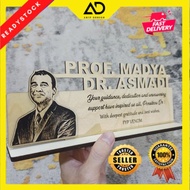 HADIAH CENDERAHATI UKIRAN KAYU TANDA NAMA ATAS MEJA 2024