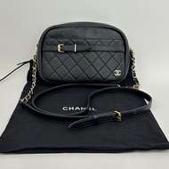 Chanel 香奈兒黑金牛皮相機包26開。