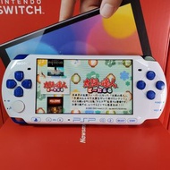 藍白限定版Sony PSP3000掌上遊戲機PSP遊戲掌機齊件：①高速128G卡已入滿過百遊戲+②卡套+③HTC魔音入耳式立體聲遊戲耳機+④水晶保護殼+⑤原廠電池+⑥三腳雙USB多功能火牛+⑦充電線+⑧數據線————已升級固化最新系統，可玩絕大部分超過20000款遊戲（門市開單，半年保養）