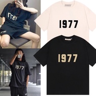 🆕พร้อมส่ง เสื้อยืด พิมพ์ลาย ESSENTIALS FEAR OF GOD 1️⃣9️⃣7️⃣7️⃣ 3D แฟชั่น สําหรับผู้ชาย ผู้หญิง [M-XXL]