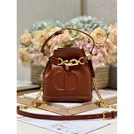 Aaa+1: 1 C ' Est Small Handbag {Brown This C ' Est Handbag Is Two Zero Two Three Autumn New Products, Elegant Classic.Using Brown Cow Leather Carefully Made, The Front Decoration Is Embossed with CD Logo, Highlighting the Exquisite Craftsmanship o