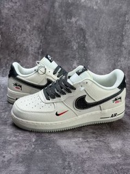 💥現貨💥 復古潮人必備 三方聯名 Nike Air Force 1 x Stussy x Supreme 經典空軍一號低幫休閒板鞋 | 米白黑配色 | 荔枝紋皮革鞋面 | 夜光水晶外底 | 3M反光鞋