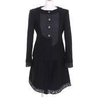 香奈兒 (CHANEL) P51026/P51112 Coco 紐扣蕾絲棉質斜紋顏色外套和半裙套裝，黑色，尺寸 36/38，法國製造，成色極佳