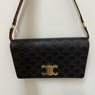 （全新收藏款）Celine Teen Triomphe Canvas 經典老花帆布金扣背肩包