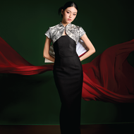 PETCHPLOY - Xinyi Dress เดรสเกาะอกยาว ทรงพอดีตัว ทำให้หุ่นเพรียว มาพร้อมเสื้อครอป คลุมไหล่ผ้าทอลายสุ