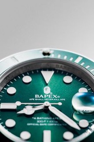 PE (A BATHING APE) 推出的 BAPEX TYPE 1 綠水鬼 (猿力士) 是一款以高性價比著稱的潮流機械腕錶，外型「致敬」經典 Rolex 綠水鬼，在潮流界極受歡迎。該錶款配備自動上