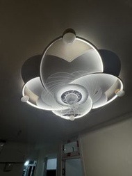 燒了單邊，花瓣造型吸頂燈風扇，可連接小米音箱。有盒