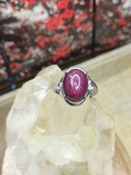 紅寶石（Ruby）純銀戒指 
16✘14.5mm  338元 包香港順豐
#水晶
#紅寶石
#紅綠寶

紅寶石是紅色的剛玉晶體，屬三方晶系。紅寶石有星光這品種，優質紅寶石可擁有六射星光。紅色是因含鉻離