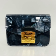 Furla Metropolis迷你斜背包（1008846），大理石紋印花，按扣式封口。這款肩包非常適合斜背或肩背。