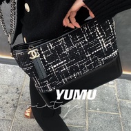 Chanel • Gabrielle 黑白毛呢編織流浪包 中號