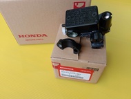 แม่ปั้มเบรคแท้HONDA Phantom 200CBR150รุ่นคาร์บู อะไหล่แท้ศูนย์HONDA(45510-KPK-901)1ชิ้น