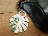 熱搜No.1  日本白斑龜背芋葉手工真皮鑰匙圈 (英文刻字/禮盒包裝)