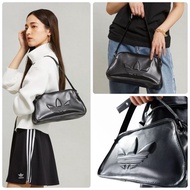 ♡全新正貨♡Adidas 三葉草Logo 黑色腋下包單肩袋♡ POLYURETHANE EMBOSSED TREFOIL SHOULDER BAGUETTE BAG ♡ mlb ganni emis