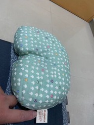 全新日本製嬰兒頭枕～九成新！嬰兒推車掛勾、水壺置物架～堪用汽車安全座椅保護墊
