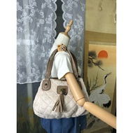 Authentic Second-Hand Vintage Bag axes femme Cream-Colored Hobo Style The Is Made Of Soft Fur. The S
