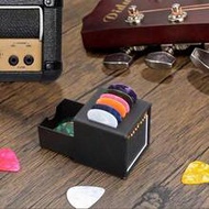 1pc Guitar Pick Holder, Guitar-Shaped Pick Storage Box Can Hold 5 Picks, Elegant Pick Bag, Guitar Am