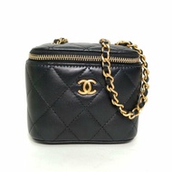 CHANEL 21B方盒子化妝包無鏡子黑色羊皮31開金球調節扣肩背包