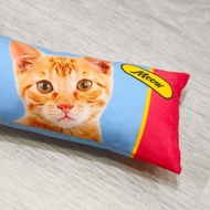 【客製貓咪玩具】肉泥條造型－塑膠聲響貓咪踢枕玩具