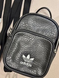 Adidas 愛迪達 皮質紋路 後背包 側肩包 斜背包 學生書包 小後背包