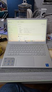 Dell Inspiron 銀色筆記型電腦