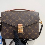 LV路易威登 經典老花郵差包