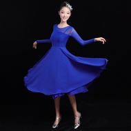 การเต้นสแควร์การเต้นแบบละตินสมัยใหม่ Chacha สาวชุดเดรสสีฟ้าแดง