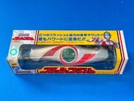 100% 全新 Bandai 鹹蛋超人 Power 變身器 齊件 1993年出品 Made in Japan 外盒已開封但內件全新貼紙完全未用過，但要特別留意由於不饒人此盒玩具不能着燈發聲要搵高手代為