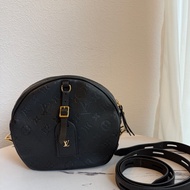 lv黑色壓紋圓餅包🤍🤍🤍❤️