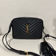 YSL 聖羅蘭-仿舊山形紋流蘇斜背包/相機包(黑金）