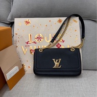 LV M22303新款 LockMe East West 鏈條包 肩背包 斜背包 黑金#晶片款#